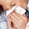 Anders als bei einer Erkältung schlägt eine Grippe häufig recht plötzlich zu. Noch ist die Grippewelle aber nicht angerollt.