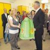 Bürgermeister Willi Feige begrüßte die neue Kindergartenleiterin Christine Trautwein und überreichte ein Spielgerät für die Kinder. Hinten links Architekt Harald Stock.  
