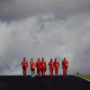 Sebastian Vettel (Zweiter von links) inspiziert zusammen mit den Ferrari-Ingenieuren die Rennstrecke in Portimao.