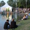 Der Friedberger See mit Bühne über dem Wasser bietet eine Traumkulisse für das Südufer-Festival. 	