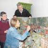 Viel zu tun gibt es noch für den Freundeskreis Kloster Thierhaupten für die Ausstellung „Weihnachtliches aus dem Erzgebirge“. Hier sind am Werk (von links) Claudia Drachsler, Rosemarie Ludl und Fritz Hölzl.  