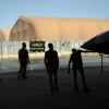 Mechaniker der französischen Luftwaffe inspizieren eine Mirage 2000 auf dem Stützpunkt in Niamey.