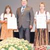 Landwirtschaftsminister Helmut Brunner überreichte die Meisterurkunden an Edeltraud Spreng (links), Monika Heckl und Melanie Eules (nicht im Bild).  