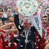 Triple-Gewinner: Jupp Heynckes jubelt im Mai 2013 mit der Meisterschale nach der Partie FC Bayern München gegen FC Augsburg in München.