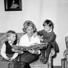 Eine Mutter liest ihren Kindern aus einem Buch vor. Dieses Foto stammt aus den 1960er Jahren, aber am Wert des Vorlesens hat sich nichts geändert.