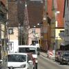 Die Stadtstraße in Burgau. Hier gibt es Fachgeschäfte – aber auch zunehmend leere oder nicht mehr als Geschäft genutzte Ladenlokale. 	