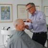 Auch wenn Rupert Reichinger nicht mehr selbst im Geschäft tätig ist, von Sohn und Friseurmeister Andreas Reichinger lässt er sich gerne im Salon die Haare schneiden.