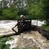 In Thannhausen war im Juni 2013 die Feuerwehr an der Wehranlage im Einsatz, um Treibholz mit einer Seilwinde zu beseitigen. Solche Bilder möchte man in Thannhausen nicht mehr sehen, der Hochwasserschutz wird umfassend verbessert. 