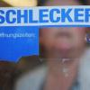 Der Familie Schlecker wird vorgeworfen, einst vor der Pleite ihres gleichnamigen Unternehmens, mehrere Millionen Euro beiseite geschafft zu haben. 