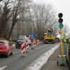 Stau in der Neuen Bergstraße in Landsberg. Dort finden am Dienstag Baumfällarbeiten statt.