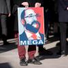 Ein SPD-Parteianhänger hält in Berlin ein Plakat mit einem Bild von Martin Schulz.