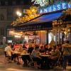 Selbst Anfang Dezember sitzen die Gäste in dem Pariser Bistro abends noch draußen