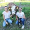 Die „Kälbchenflüsterinnen“ Leonie Fellner (links) und Antonia Steer mit Kälbchen Feli. 	