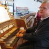 Organist Dr. Otto Mayer freut sich, dass „seine“ Orgel in der Pfarrkirche St. Ulrich in der Gartenstadt nach aufwendiger Restaurierung jetzt wieder ohne Störungen erklingen kann. 