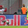 Wie könnte es anders sein: Ein roter Bulle feuert die Mannschaft von RB Leipzig an - hier bei der Ausübung seiner Pflichten.