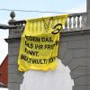 Unbekannte rollten während des Friedensfests 2017 dieses Transparent am Perlachturm aus. Aufschrift: "Gegen das was Ihr Frieden nennt. Multikulti tötet".