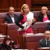 Larissa Waters, Abgeordnete der australischen Grünen, stillt während einer Sitzung des Parlaments in Canberra ihre drei Monate alte Tochter. Während Waters von vielen Usern im Netz Zuspruch für ihren offenen Umgang mit ihrem Kind bekommt, werfen ihr andere den Showeffekt vor.