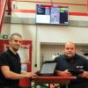 Die Feuerwehr Kissing hat ein neues Zusatzalamierungssystem. Über große Monitore im Feuerwehrhaus werden die Einsatzinformationen angezeigt. Zudem können sie über Tablets abgerufen werden: (von links) Patrick Möhrlein und Matthias Rawein.