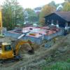 Auf Hochtouren laufen am Kirchberg in Mickhausen die Bauarbeiten für die Erweiterung des Kindergartens St. Wolfgang.