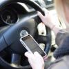 Der Blick aufs Handy während der Autofahrt kann schlimme Folgen haben. Die Ulmer Polizei kündigt deshalb verstärkte Kontrollen an. 