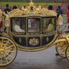 Großbritanniens König Charles III. und Königsgemahlin Camilla sitzen auf dem Weg zur Krönungszeremonie in der Staatskutsche zum Diamantenen Jubiläum.