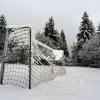 Schnee auf Fußballplatz.