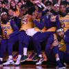 LeBron James (M,l) und Quinn Cook (M,r) von den Los Angeles Lakers schlagen bei einem Video-Beitrag über Kobe Bryant die Hände vors Gesicht.