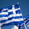 Die griechische Flagge weht zwischen zwei Europafahnen in Athen.