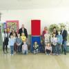 Die Schüler, Lehrer und der Förderverein der Grundschule Scheppach freuen sich über die gespendete Litfaßsäule von Michael und Maren Lyhs.  