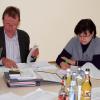VG-Kämmerin Barbara Fetschele und Bürgermeister Georg Duscher erläuterten den Gemeinderäten von Aletshausen den Haushaltsplan für 2022, den beide als solide und ausgewogen bezeichneten.