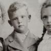 Wally Soller mit ihren Kindern Sebastian und Christine. Das Foto entstand vermutlich 1942 bei Christines Erstkommunion.