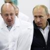 Einst enge Vertraute: Jewgeni Prigoschin (links), russicher Unternehmer, führt Wladimir Putin, Präsident von Russland, durch seine Fabrik, die Schulspeisungen herstellt.