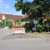 Die Einfahrt von der Hauptstraße Richtung Bauernstraße und Kinderheimstraße in Rehling ist seit Samstag für vier Wochen gesperrt. Die neue Route zum westlich gelegenen Wohngebiet ist ausgeschildert.
