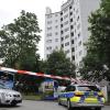 Ein Einsatzfahrzeug der Polizei vor dem geräumten Gebäude in Wuppertal.