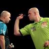 Nach der Darts-WM in London treffen der Niederländer Michael van Gerwen (r) und Neu-Weltmeister Rob Cross im Spaß-Event "Promi-Darts-WM 2018" in Düsseldorf aufeinander.