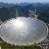 James Bond lässt grüßen. Das FAST-Observatorium in der chinesischen Provinz Guizhou ist ein Radioteleskop mit über 500 Meter Durchmesser. Das Teleskop wird Strahlung aus den Tiefen des Alls aufzeichnen. Vor allem von der Beobachtung von Pulsaren, Supernovae und anderen astronomischen Phänomenen versprechen sich Wissenschaftler neue Erkenntnisse über das Universum.
