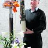 Pfarrer Wolfgang Kretschmer aus Neusäß zeigt Paula die Osterkerze, die am Allerseelentag als Symbol für die Besiegung des Todes gilt. Fotos: Diana Deniz