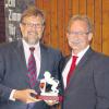 Bürgermeister Manfred Nerlinger (rechts) gratulierte und übergab einen bayerischen Porzellanlöwen an Raiba-Vorstand Hans-Jürgen Fröchtenicht. 