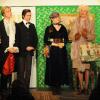 Das Hoftheater spielt bis 25. März die Komödie "Bunbury" von Oscar Wilde im Maurerhansl in Dießen. von links: Cecily (Anja Fritzsche), Algernon (Thomas Honsberg), Jack (Philipp Müller), Gwendolen (Jana Jangl), Lady Augusta (Sissy von Elmenau) und Dr. Chasuble (Reinhard Mack) 