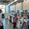 Die neunjährige Alessandra Tögel aus Münster fühlt zusammen mit Henry Prof. Paul Pfluger im Labor des IDO auf den Zahn. 