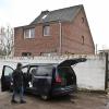 Polizeibeamte stehen vor einem Haus in Neuss. Nach dem Verbot von zwei PKK-Vereinigungen wurde unter anderem in Nordrhein-Westfalen Material beschlagnahmt.