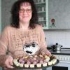 65 verschiedene Sorten Pralinen hat Hedwig Steinleitner bereits hergestellt. Die 49-Jährige aus Todtenweis hat sich mit ihren kleinen Köstlichkeiten selbstständig gemacht.