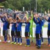 Die Spieler des 1. FC Saarbrücken lassen sich nach dem Spiel von den Zuschauern feiern.