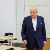 Der Star-Koch Alfons Schuhbeck kommt vor Prozessbeginn als Angeklagter in den Gerichtssaal im Landgericht München I.