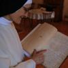 Priorin Franziska Brenner mit einem bedeutsamen Eintrag aus dem historischen Gästebuch des Klosters. 