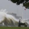 Schnappschuss vor Welle: Ein Mann macht in New Orleans ein Selfie von sich. Hurrikan «Ida» hat die Südostküste der USA erreicht; es drohen Überschwemmungen und schwere Schäden.