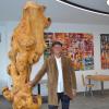 Aus dem massiven Stamm einer Kastanie gestaltete der Künstler Konrad Geldhauser eine Skulptur, die bis zum Jahresende im Zuge einer Dauerausstellung im Therapiezentrum Burgau zu sehen ist.