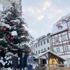 Weihnachtswünsche wurden am Weihnachtsbaum am Marktplatz aufgehängt und warten nun darauf, von den Rieserinnen und Riesern erfüllt zu werden.
