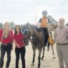 Beim Reitertag in Unterroth: von links Bettina Gihr (Richterin), Yvonne Fischer (Vorsitzende Pferdefreunde Unterroth), Benjamin Fischer (Sieger Kostümspringen) als „Simba“ von König der Löwen auf Pony „For Joy Only“ und Unterroths Bürgermeister Gerhard Struve.  