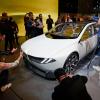 Fotografen umlagern das Fahrzeug bei der Präsentation des neuen BMW «Neue Klasse».
